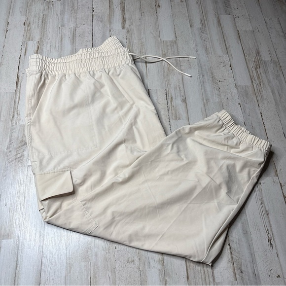 Old Navy Strechtech Lightweight Jogger Womens Cream Cargo Pants 3X & 4X - Picture 14 of 16
